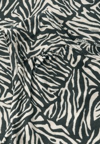 Stoff mit Zebramuster in Dunkelgrün und Cremefarben, featuring weichem, strukturiertem Material und einem gerippten Ausschnitt.