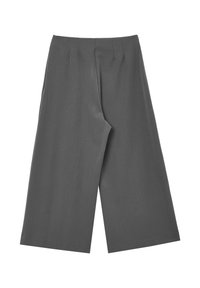 Pantaloni a gamba larga grigi con una texture liscia, dotati di pieghe davanti, vita alta e una vestibilità comoda e ampia, progettati per il comfort e la libertà di movimento.