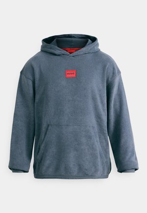 Hoodie in donkergrijs stof, met een voorkant kangoeroezak en een rood rechthoekig logo-opdracht op de borst.
