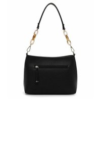 Czarna skórzana torebka o fakturowanym wykończeniu, z zaokrąglonym kształtem, zamykaną na zamek kieszenią z przodu oraz paskiem ozdobionym łańcuszkiem.