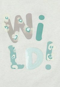 Tejido gris claro con el texto "WILD!" en fuentes mixtas. Las letras incluyen un tono aguamarina suave y beige, con patrones circulares y un acabado texturizado.