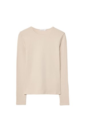 Maglietta beige a maniche lunghe con collo a girocollo, realizzata in tessuto liscio, esposta piatta su uno sfondo bianco senza motivi né decorazioni.