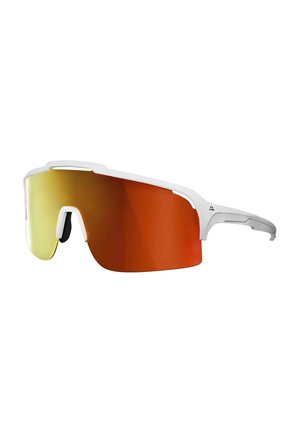 Sportowe okulary przeciwsłoneczne z białą oprawką, pojedynczą szeroką czerwonopomarańczową refleksyjną soczewką i czarnymi noskami, pokazane na białym tle.
