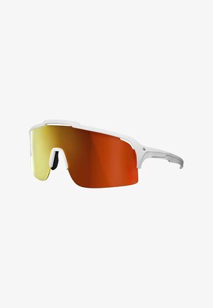 Sportsolbriller med hvid ramme med en enkelt bred rød-orange reflekslinse og sorte næsepuder, vist på en hvid baggrund.