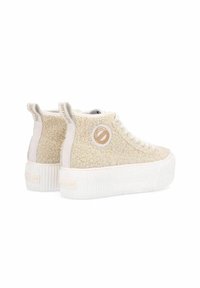 Zapatillas de caña alta beige con un upper texturizado y suave, suela de goma blanca y un logo circular. Lengüetas en la parte trasera para poner y quitar fácilmente.