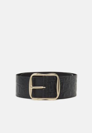 Ceinture en cuir noir texturé avec une large boucle rectangulaire dorée sur fond blanc.