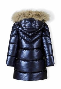 Geacă puffer de culoare albastru închis, cu un finisaj lucios, având o glugă căptușită cu blană și un model în zigzag pe spate, strânsă la talie cu manșete elastice.