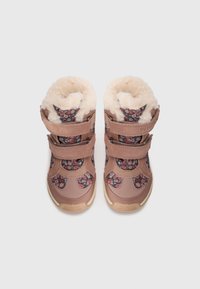 Stivali invernali rosa per bambini con pannelli in tessuto floreale, doppie cinghie in velcro e rivestimento in morbida lana di pile color crema.