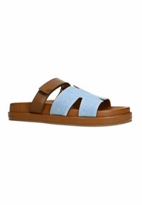 Bruine leren schuif sandalen met een lichtblauwe denim bovenkant, voorzien van uitsnijdingen en een gevoerde zool voor comfort. Platte rubberen buitenzool.