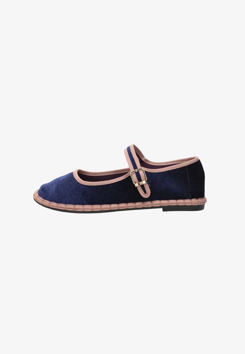 Zapato plano Mary Jane azul marino con ribete beige, correa lateral con hebilla, detalle de suela tejida y suela plana negra.