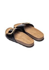 Sandales à glissière en cuir verni noir avec une boucle dorée, semelle en liège et extérieure en caoutchouc noir texturé. Matériau supérieur doux et lisse.