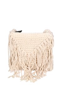 Borsa all'uncinetto di colore crema con dettagli in frange. Presenta un tessuto testurizzato, forma rettangolare e una chiusura con zip con un accento nero.