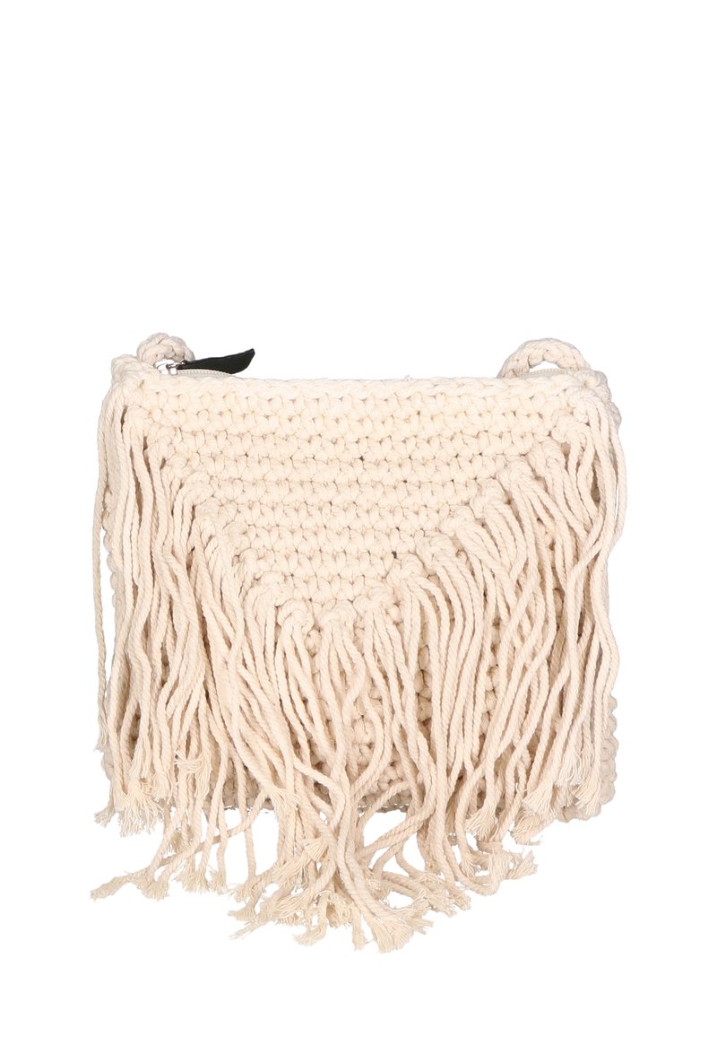 Borsa all'uncinetto di colore crema con dettagli in frange. Presenta un tessuto testurizzato, forma rettangolare e una chiusura con zip con un accento nero.