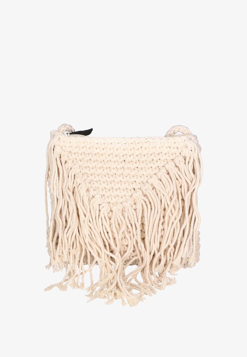 Borsa all'uncinetto di colore crema con dettagli in frange. Presenta un tessuto testurizzato, forma rettangolare e una chiusura con zip con un accento nero.