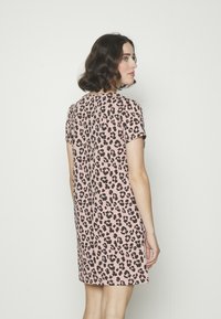 Šaty s krátkým rukávem z růžové látky s černým leopardím potiskem, s rovný střihem a kulatým výstřihem.