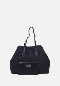 Duża granatowa torba na ramię z teksturowanej tkaniny, z dwoma skórzanymi uchwytami i odpinanym etui. Z przodu znajduje się logo oraz zamek błyskawiczny jako detal.