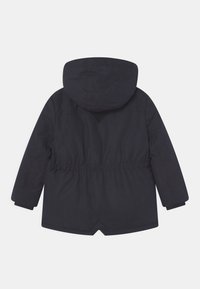 Tmavě námořnická kapuce s elastickým pasem a dlouhými rukávy, zobrazena zezadu na bílém pozadí.