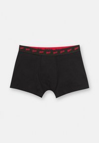 Boxeri din bumbac negri cu un bandă roșie, având un model cu logo-uri. Designul include o potrivire strânsă și o textură netedă.