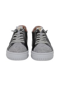 Sneaker nere e grigie caratterizzate da un mix di materiali in pelle e feltro, con suola in gomma bianca e lacci grigi.