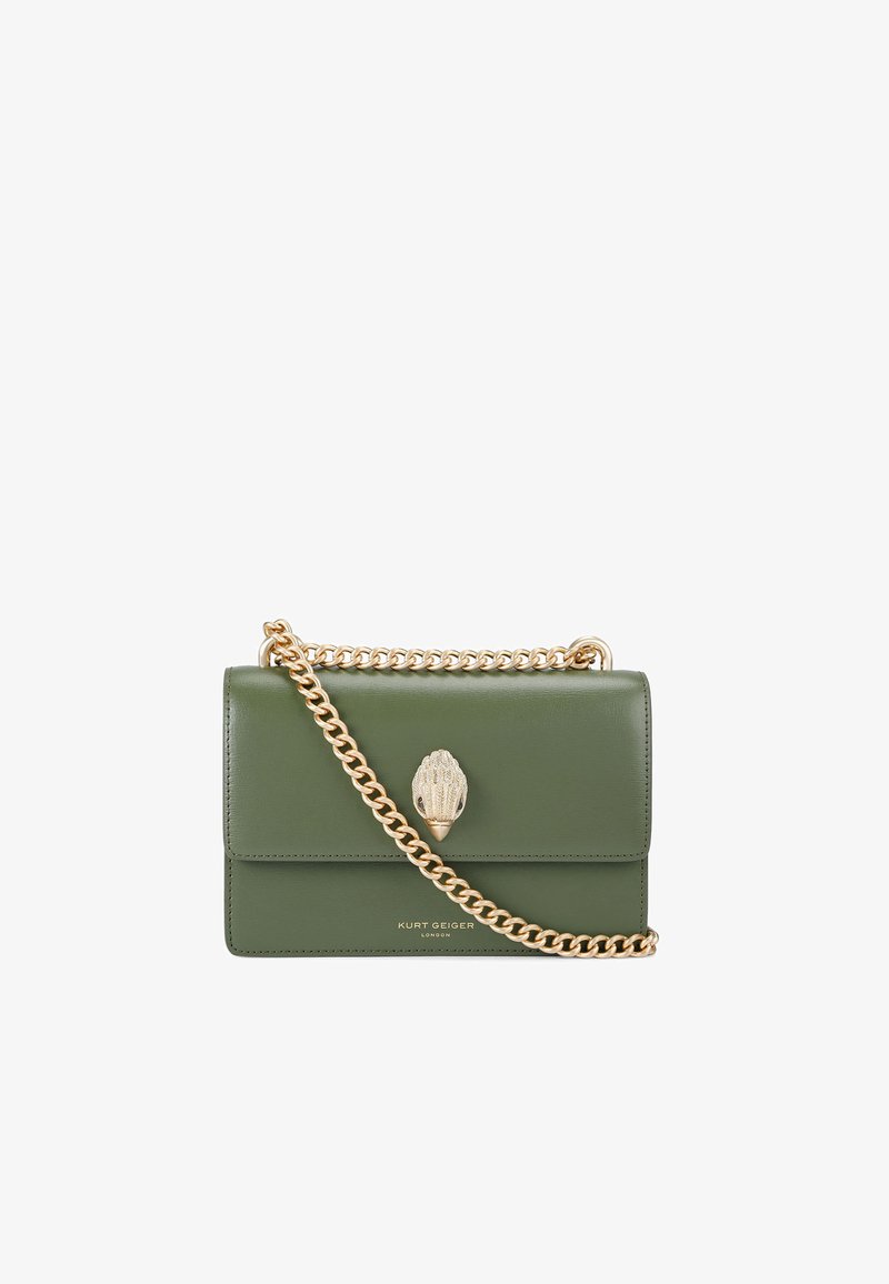 Borsa a mano verde in pelle con una tracolla in catena dorata, caratterizzata da una chiusura decorativa a forma di conchiglia al centro e un design semplice e strutturato.