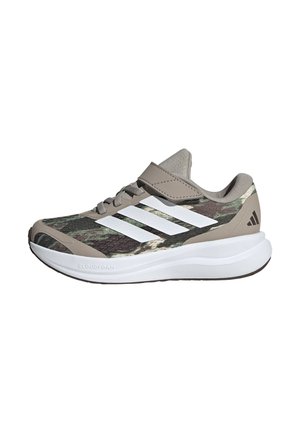 Dziecięce trampki Adidas w wzór kamuflażu, z białymi paskami, szarymi akcentami, paskiem na rzep oraz grubą białą, wyściełaną podeszwą.