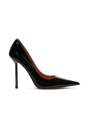 Juodas lakinės odos aukštakulnių batų modelis su smailiu nosiu, kreivais šonais ir stiletto kulnu. Lygus paviršius ir elegantiškas dizainas.