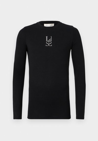 Schwarzes Langarm-T-Shirt aus weichem Material mit einem mit Kristallen verzierten Logo-Design auf der Vorderseite in der Mitte.