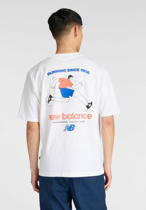 Camiseta blanca de manga corta con un gráfico de un corredor, en colores azul y rojo, con el logo de "New Balance" y el texto "Running Since 1906".
