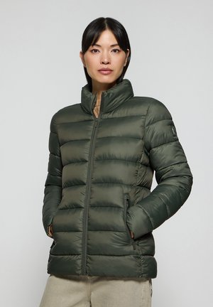 Chaqueta acolchada verde con un cuello alto, cierre de cremallera en la parte delantera y diseño acolchado. Fabricada con tejido suave y brillante, cuenta con bolsillos laterales.