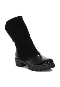 Czarne botki za kostkę z zamszową cholewką i lśniącym lakierowanym noskiem. Masywna czarna gumowa podeszwa z detalem bieżnika. Elegancki design.
