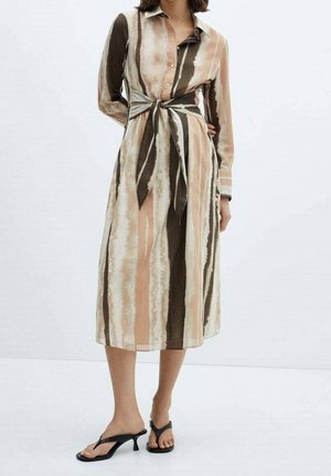 Robe midi rayée multicolore en tissu doux comprenant des tons marron, beige et crème, avec une taille nouée et un devant à boutons. Coupe évasée.