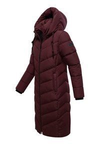 Cappotto lungo imbottito bordeaux con collo alto, chiusura con zip e cappuccio regolabile. Presenta una texture trapuntata e polsini neri.