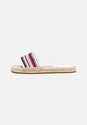Flad espadrille-sandal med jutesål og stofrem med røde, hvide og sorte vandrette striber.