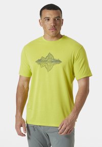Camiseta de manga corta de color verde lima con un gráfico de alambre de montaña negra centrado en el pecho, hecha de material ligero y transpirable.