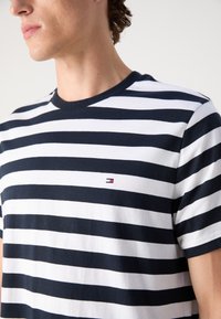 Tommy Hilfiger ESSENTIAL TEE - T-shirt basic - desert sky/white