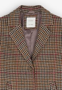 Veste à motif pied-de-poule dans des tons terreux de marron, vert et bordeaux. Les caractéristiques notables incluent une fermeture à un bouton et une doublure en satin.