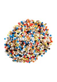Kolorowe plastikowe koraliki w różnych kształtach i rozmiarach, w tym żółte, niebieskie, czerwone, pomarańczowe i białe, rozsypane na białym tle.
