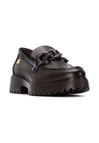 Mocasines de cuero negro con suela gruesa, que cuentan con un acento trenzado en la parte frontal y un emblema dorado en el lateral. Acabado texturizado.