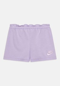 Jasnofioletowe szorty wykonane z miękkiego materiału z falbankowym pasem. Ozdobione różowym logo Nike z prawej strony. Prosty, prosty krój.