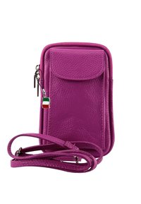 Fuchsia leren schoudertas voor je telefoon met een textuurafwerking, een klep aan de voorkant en een decoratieve hanger met de Italiaanse vlag.