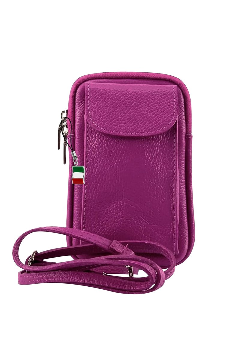 Fuchsia leren schoudertas voor je telefoon met een textuurafwerking, een klep aan de voorkant en een decoratieve hanger met de Italiaanse vlag.