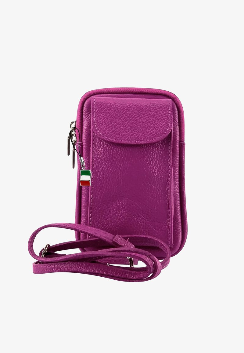 Fuchsia leren schoudertas voor je telefoon met een textuurafwerking, een klep aan de voorkant en een decoratieve hanger met de Italiaanse vlag.