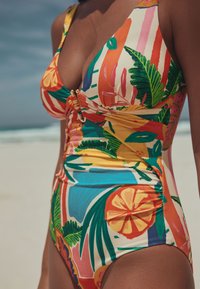Einteiliger Badeanzug mit mehrfarbigem tropischem Muster mit Orangenscheiben und grünen Blättern, gefertigt aus glattem Stoff mit geraffter Seite.