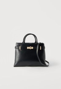 Črna usnjena torbica z dvema ročajema, zlato pravokotno zaponko in odstranljivim naramnim trakom na belem ozadju.