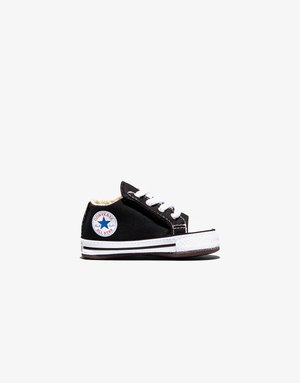 Crno-bijela dječja tenisica Converse All Star s bijelim vezicama i okruglim plavo-crvenim logotipom sa strane.