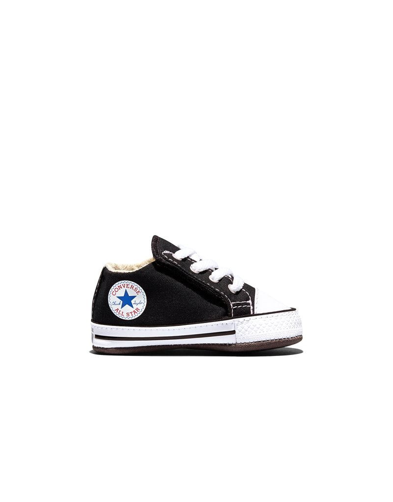 Fekete-fehér Converse All Star gyerekcipő fehér fűzőkkel és oldalt kék-piros kör alakú logóval.