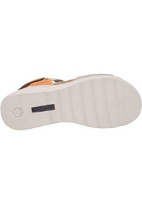 Sandaalin pohja on kuvioitua valkoista kumia, jossa on ruskea yläremmi ja oranssi yksityiskohta. Merkitty brändin nimellä "Josef Siebel."