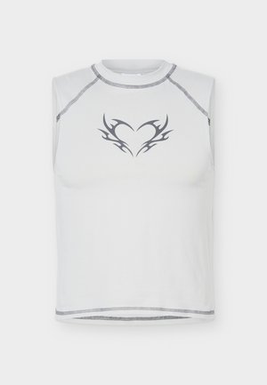 Varrukateta valge top halli hõimust südamekujundusega rinnal keskendatult ja nähtavate hallide õmblustega kaeluste, käisteavad ja ääre ümber.