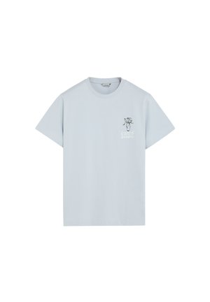 Tricou cu mânecă scurtă, albastru deschis, cu decolteu rotund, mic desen negru cu flori într-o vază și text alb pe pieptul stâng.