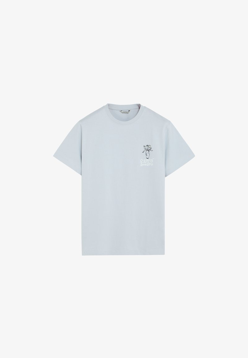 T-shirt bleu clair à manches courtes avec un col rond, petit dessin en ligne noir de fleurs dans un vase et texte blanc sur le côté gauche de la poitrine.